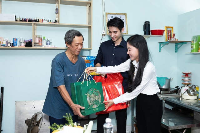 CEO Phạm Kim Dung và Nam vương Tuấn Ngọc bàn giao nhà tình thương cho người dân - Ảnh 3. CEO Phạm Kim Dung và Nam vương Tuấn Ngọc bàn giao nhà tình thương cho người dân - Ảnh 3.