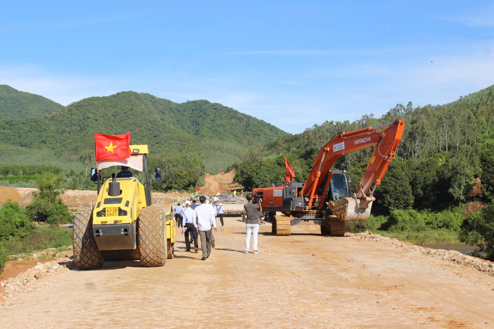 Bình Định: Các dự án giao thông trọng điểm tăng tốc trước mùa mưa- Ảnh 2. Bình Định: Các dự án giao thông trọng điểm tăng tốc trước mùa mưa- Ảnh 2.