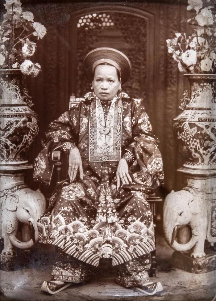 Vợ chính của vua Đồng Khánh, ông vua thứ 9 nhà Nguyễn là một bà Hoàng Thái hậu dung nhan cận cảnh- Ảnh 2. Vợ chính của vua Đồng Khánh, ông vua thứ 9 nhà Nguyễn là một bà Hoàng Thái hậu dung nhan cận cảnh- Ảnh 2.