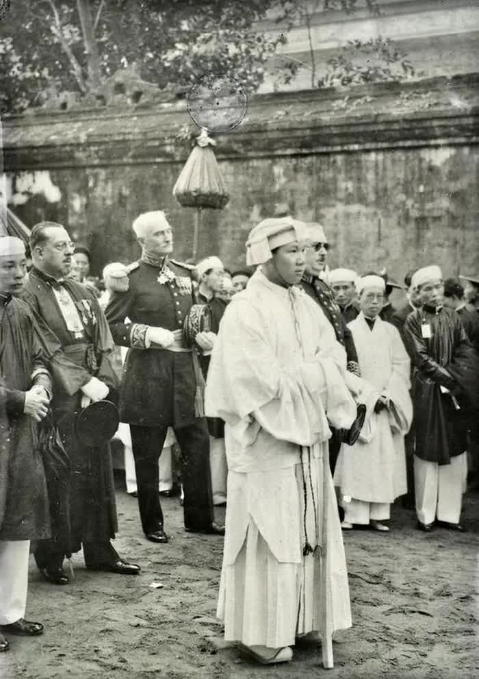 Vợ chính của vua Đồng Khánh, ông vua thứ 9 nhà Nguyễn là một bà Hoàng Thái hậu dung nhan cận cảnh- Ảnh 9. Vợ chính của vua Đồng Khánh, ông vua thứ 9 nhà Nguyễn là một bà Hoàng Thái hậu dung nhan cận cảnh- Ảnh 9.