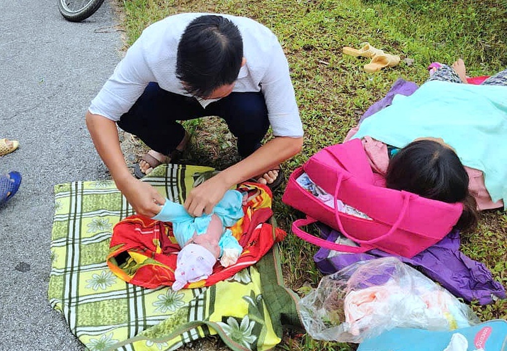 Thai phụ sinh con bên lề đường được nam điều dưỡng tình cờ đi qua đỡ đẻ - 2 Thai phụ sinh con bên lề đường được nam điều dưỡng tình cờ đi qua đỡ đẻ - 2