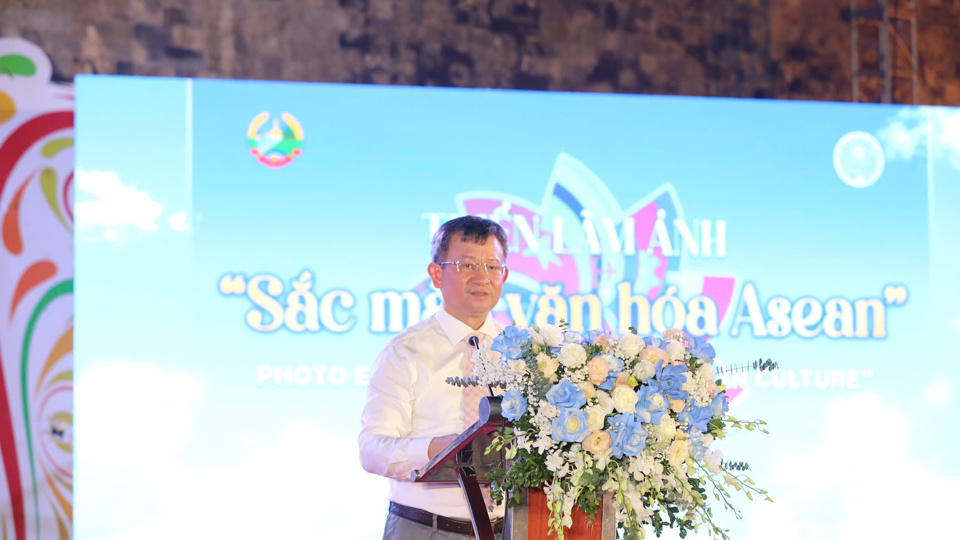 Chủ tịch Liên hiệp các tổ chức hữu nghị TP Hà Nội Nguyễn Ngọc Kỳ phát biểu khai mạc Triển lãm ảnh “Sắc màu văn hóa ASEAN”.
