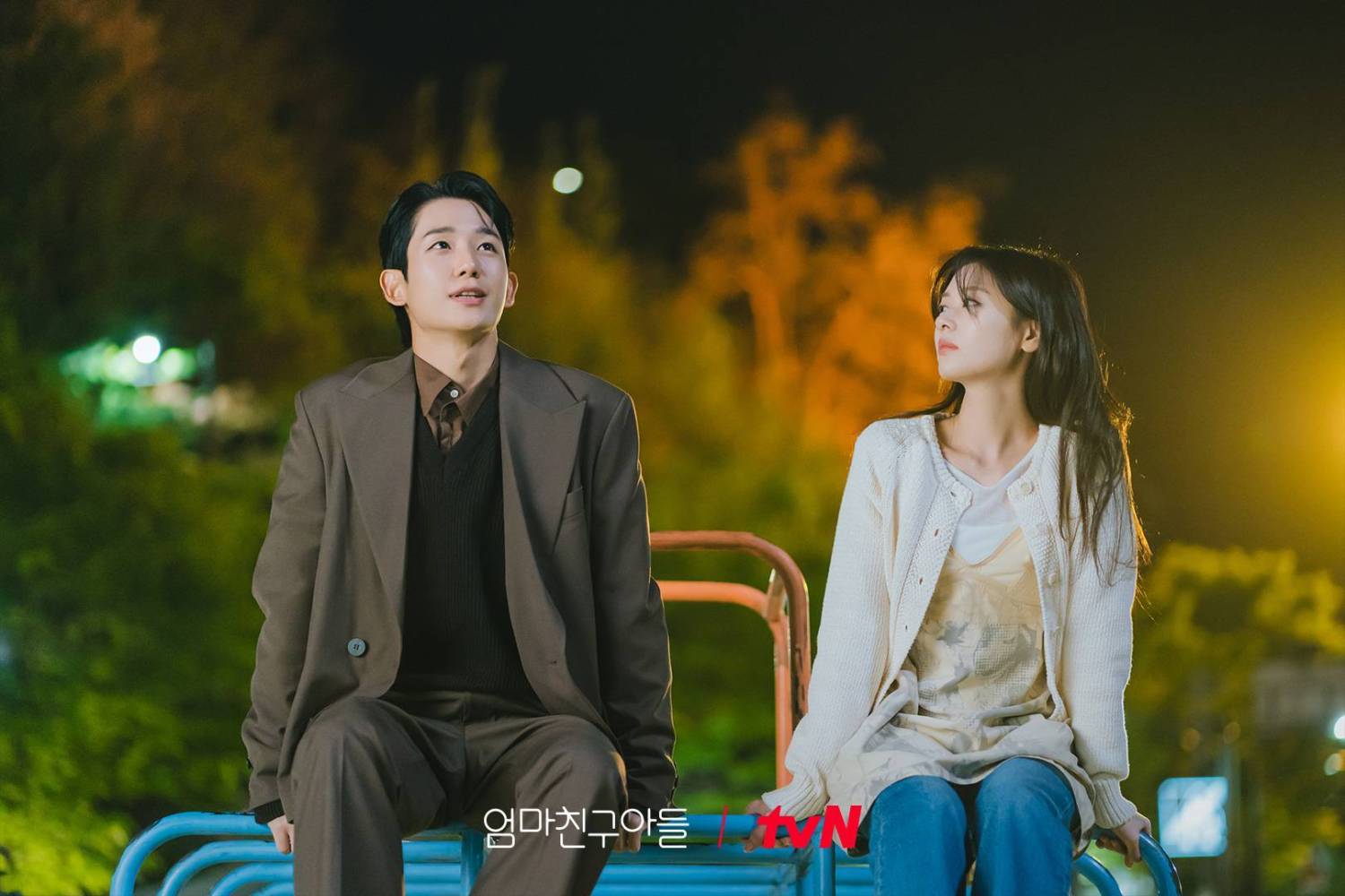 Thời trang trong phim "Love Next Door" đang gây sốt vì đơn giản nhưng rất trẻ xinh - Ảnh 9. Thời trang trong phim "Love Next Door" đang gây sốt vì đơn giản nhưng rất trẻ xinh - Ảnh 9.