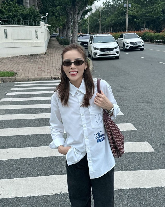 Sơ mi trắng, món đồ không thể thiếu trong tủ đồ của nàng công sở- Ảnh 3. Sơ mi trắng, món đồ không thể thiếu trong tủ đồ của nàng công sở- Ảnh 3.