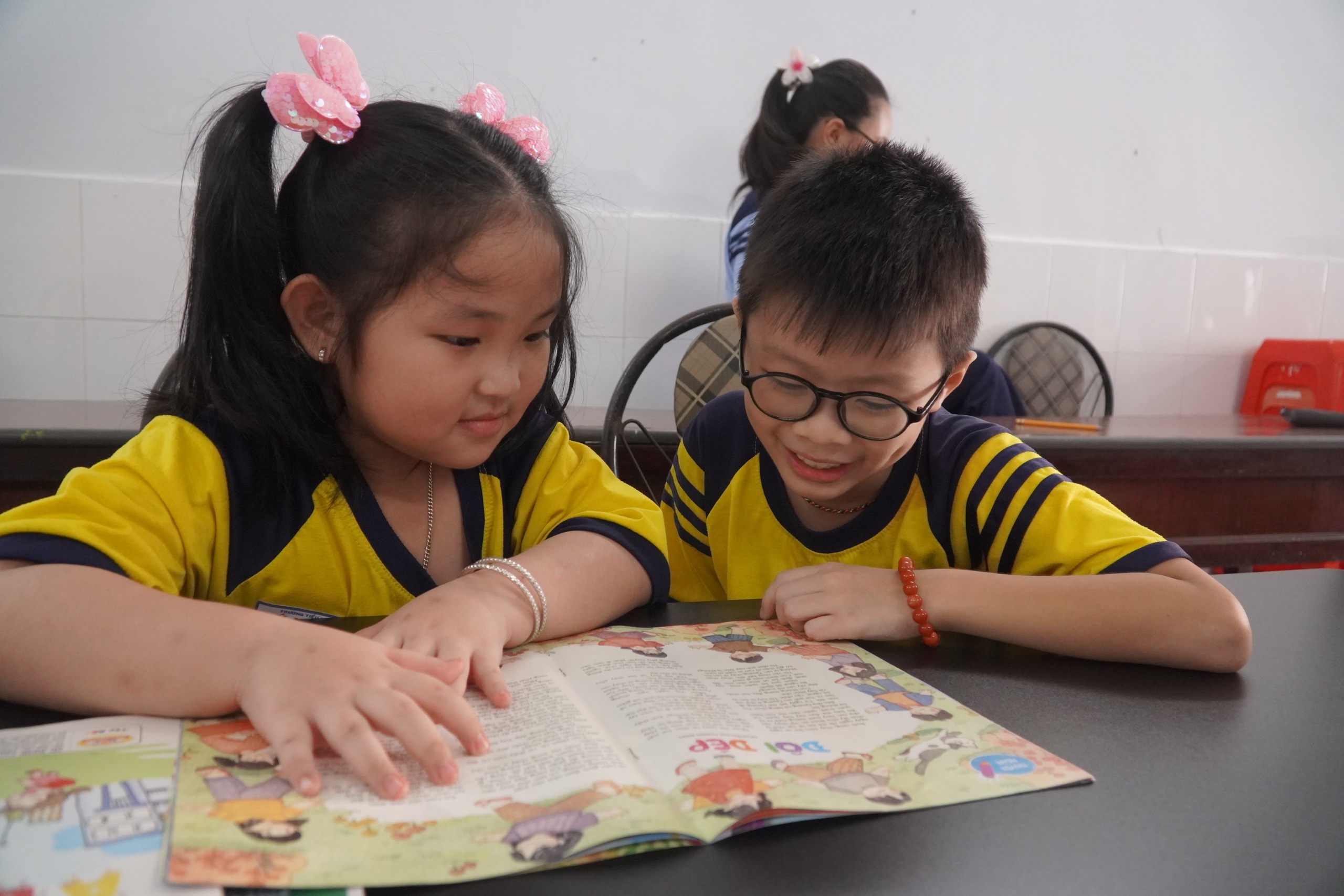 Lớp học cho trẻ em nghèo giữa lòng thành phố- Ảnh 2. Lớp học cho trẻ em nghèo giữa lòng thành phố- Ảnh 2.