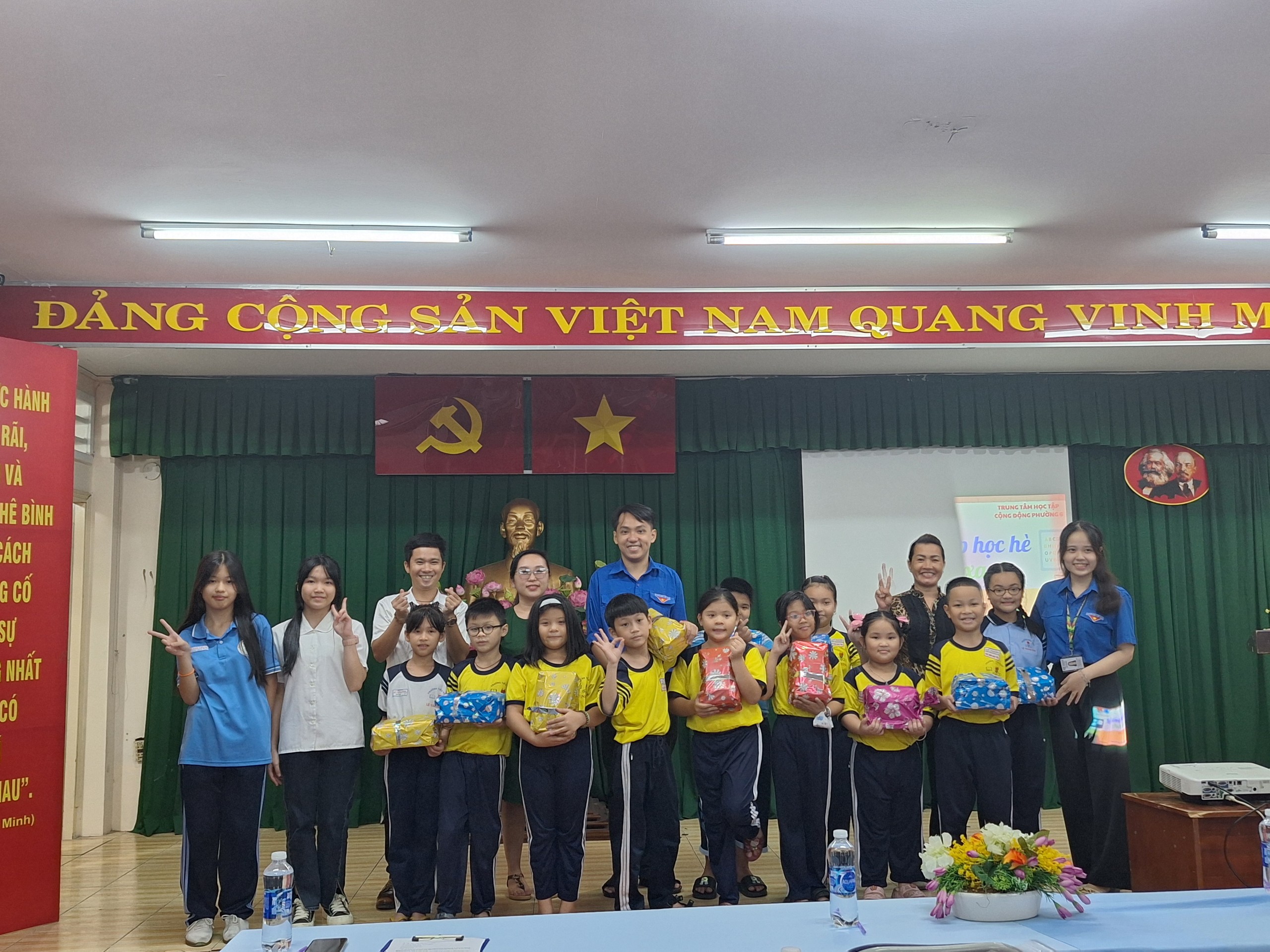 Lớp học cho trẻ em nghèo giữa lòng thành phố- Ảnh 7. Lớp học cho trẻ em nghèo giữa lòng thành phố- Ảnh 7.