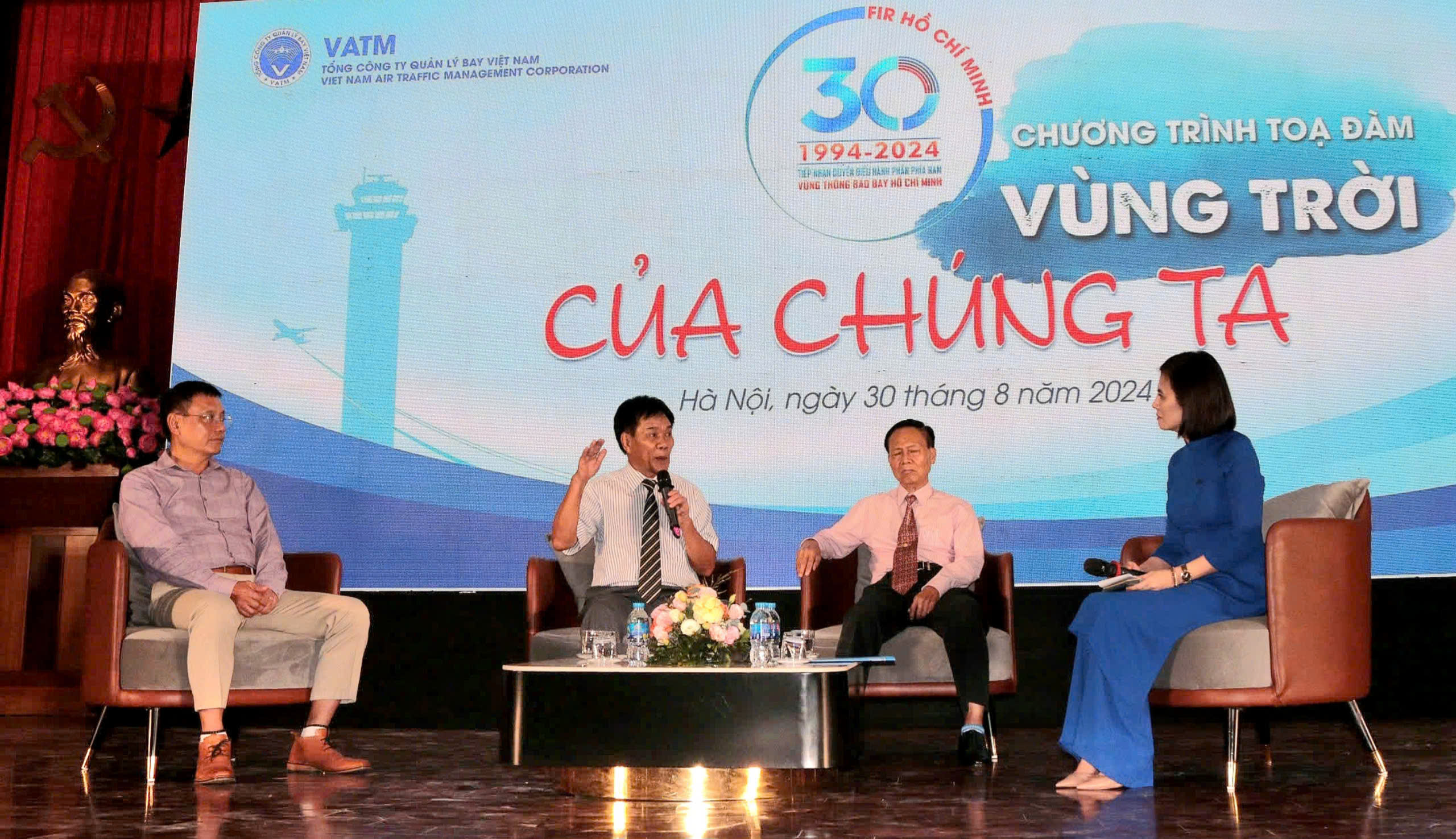30 năm Việt Nam giành quyền điều hành Vùng thông báo bay Hồ Chí Minh- Ảnh 2. 30 năm Việt Nam giành quyền điều hành Vùng thông báo bay Hồ Chí Minh- Ảnh 2.