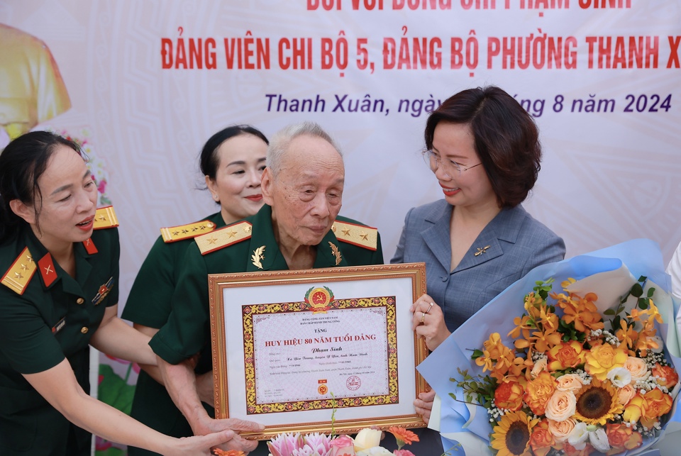 Trân trọng trao Huy hiệu 80 năm tuổi Đảng tặng đảng viên lão thành Phạm Sinh, thay mặt Ban Thường vụ Thành ủy, Bí thư Quận ủy Thanh Xuân Bùi Huyền Mai khẳng định, việc trao tặng Huy hiệu cao quý của Đảng là niềm vinh dự, tự hào không chỉ của cá nhân đảng viên Phạm Sinh mà còn là niềm vui chung, niềm tự hào của toàn Đảng bộ quận Thanh Xuân
