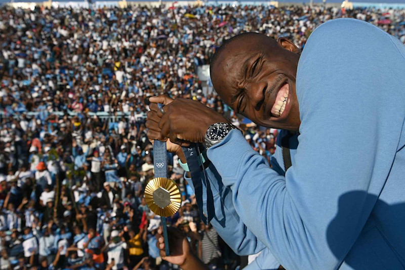 Botswana tôn vinh HCV đầu tiên tại Olympic: 30.000 người chào đón, cả nước nghỉ 1 ngày- Ảnh 1. Botswana tôn vinh HCV đầu tiên tại Olympic: 30.000 người chào đón, cả nước nghỉ 1 ngày- Ảnh 1.