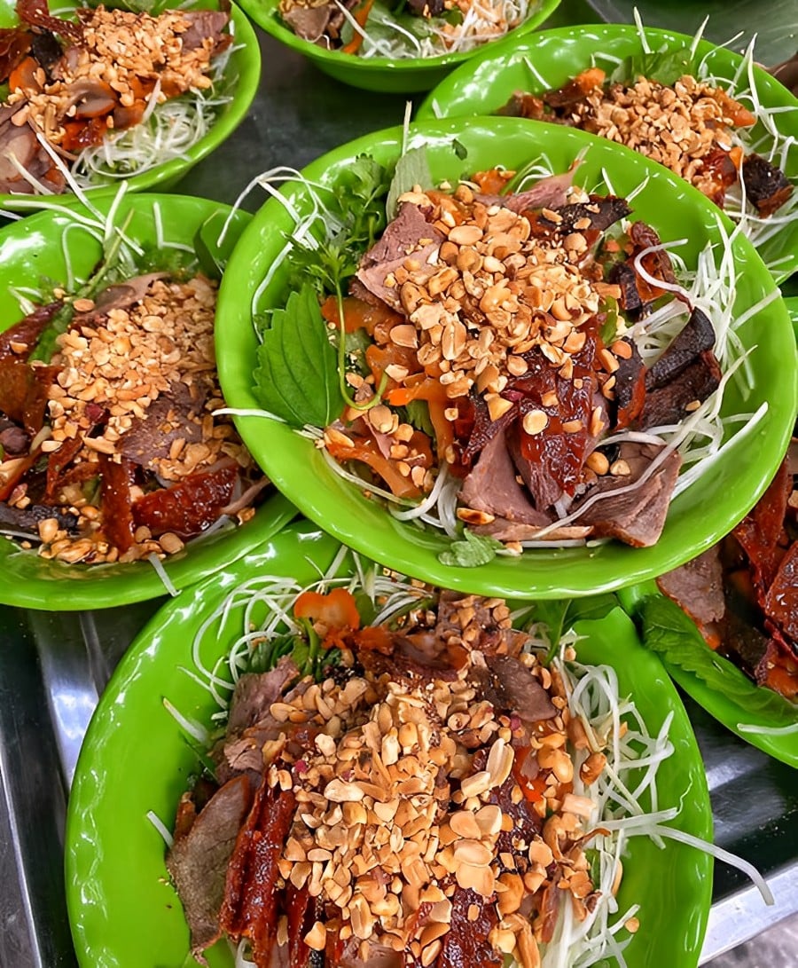 5 phố ẩm thực 'một món' ngon nức tiếng ở Hà Nội, bước chân ra đường là có đồ ăn - Ảnh 1. 5 phố ẩm thực 'một món' ngon nức tiếng ở Hà Nội, bước chân ra đường là có đồ ăn - Ảnh 1.