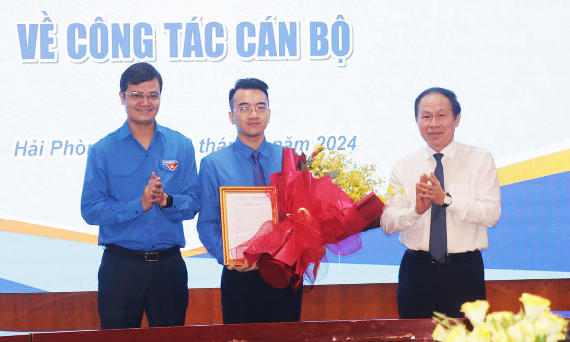 Anh Lê Khắc Nguyên Anh làm Bí thư Thành Đoàn Hải Phòng- Ảnh 1. Lãnh đạo Trung ương Đoàn và thành phố Hải Phòng trao quyết định, chúc mừng tân Bí thư Thành Đoàn Hải Phòng Lê Khắc Nguyên Anh - Ảnh: T. THẮNG