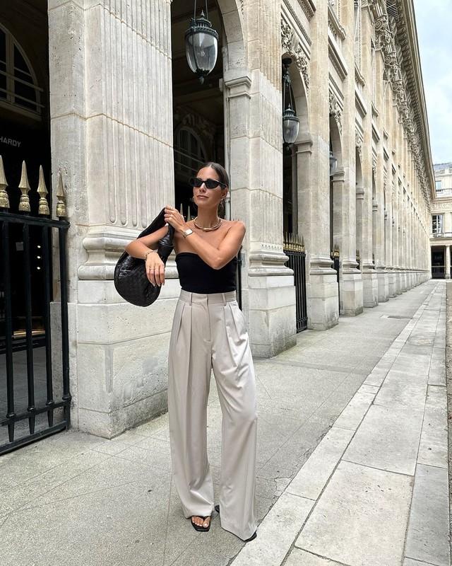 Áo bandeau top với quần tây, tối giản nhưng thanh lịch của mùa hè thu 2024- Ảnh 1. Áo bandeau top với quần tây, tối giản nhưng thanh lịch của mùa hè thu 2024- Ảnh 1.