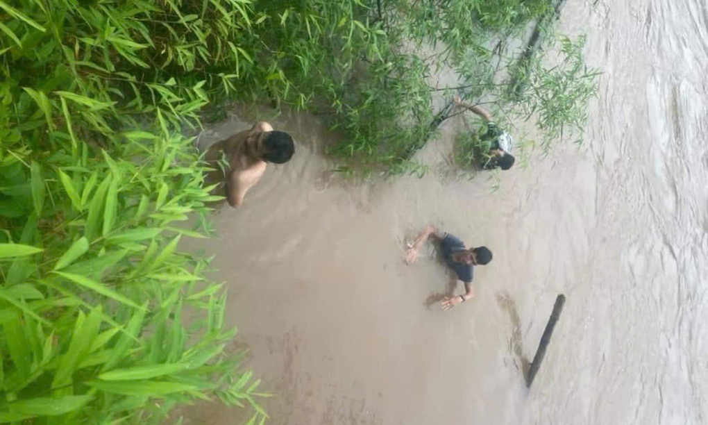 Bắc Giang: Lũ cuốn trôi xe đầu kéo, 2 người dân lao xuống nước cứu tài xế - 2 Bắc Giang: Lũ cuốn trôi xe đầu kéo, 2 người dân lao xuống nước cứu tài xế - 2