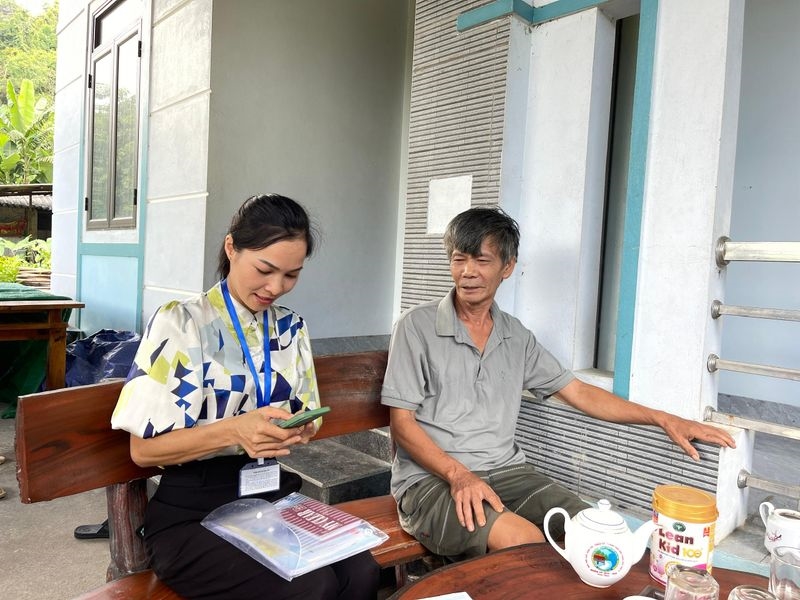 Điều tra viên thu nhập thông tin tại hộ dân Điều tra viên thu nhập thông tin tại hộ dân