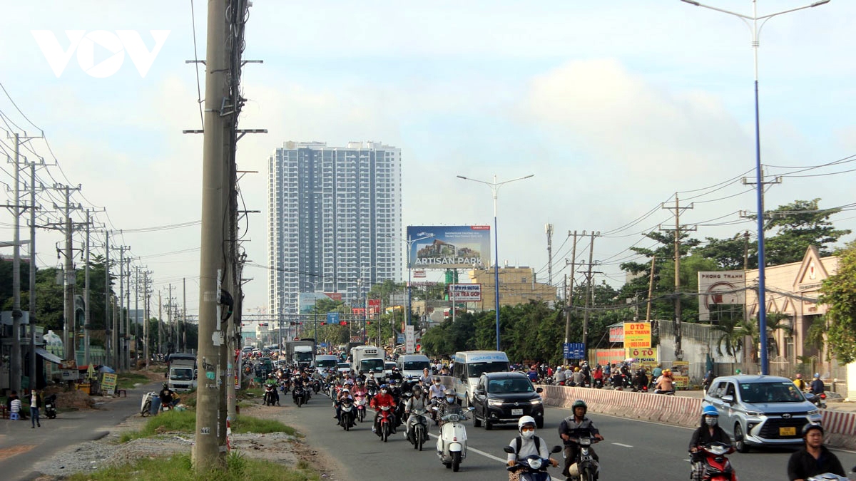 bình dương di dời số lượng lớn trụ điện phục vụ thi công quốc lộ 13 hình ảnh 1 binh duong di doi so luong lon tru dien phuc vu thi cong quoc lo 13 hinh anh 1