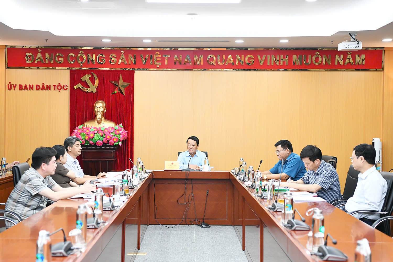 Bộ trưởng, Chủ nhiệm Hầu A Lềnh chủ trì cuộc họp Bộ trưởng, Chủ nhiệm Hầu A Lềnh chủ trì cuộc họp