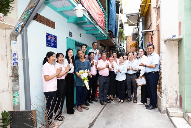 CEO Phạm Kim Dung và Nam vương Tuấn Ngọc bàn giao nhà tình thương cho người dân - Ảnh 1. CEO Phạm Kim Dung và Nam vương Tuấn Ngọc bàn giao nhà tình thương cho người dân - Ảnh 1.