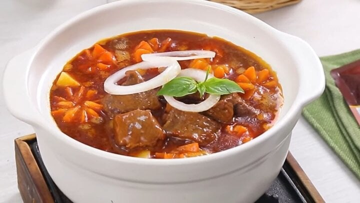 Cách làm bò sốt vang mềm ngon chuẩn vị - Ảnh 1. Cách làm bò sốt vang mềm ngon chuẩn vị - Ảnh 1.