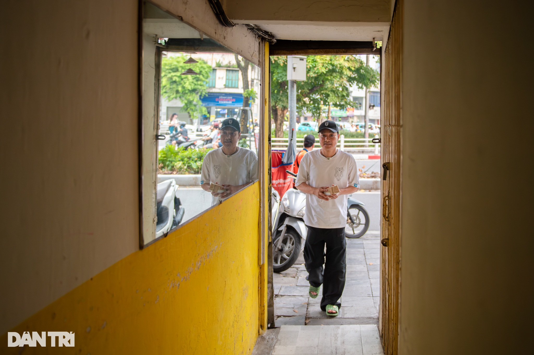 Căn nhà ở khu đất vàng Hà Nội, nơi lưu giữ kỷ niệm của danh thủ Hồng Sơn - 2 Căn nhà ở khu đất vàng Hà Nội, nơi lưu giữ kỷ niệm của danh thủ Hồng Sơn - 2