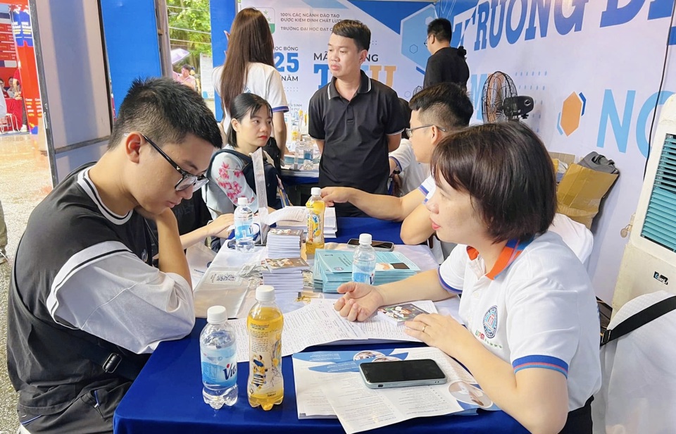 Sinh viên được hỗ trợ thông tin từ các trường đại học