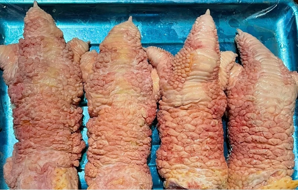 Chân gà Đông Tảo khổng lồ giá nửa triệu đồng một chiếc vẫn hút khách - 1 Chân gà Đông Tảo khổng lồ giá nửa triệu đồng một chiếc vẫn hút khách - 1