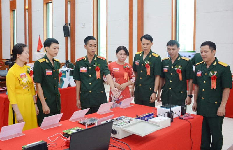 Chàng thượng sĩ 3 lần đoạt giải Olympic Toán học toàn quốc- Ảnh 1. Chàng thượng sĩ 3 lần đoạt giải Olympic Toán học toàn quốc- Ảnh 1.