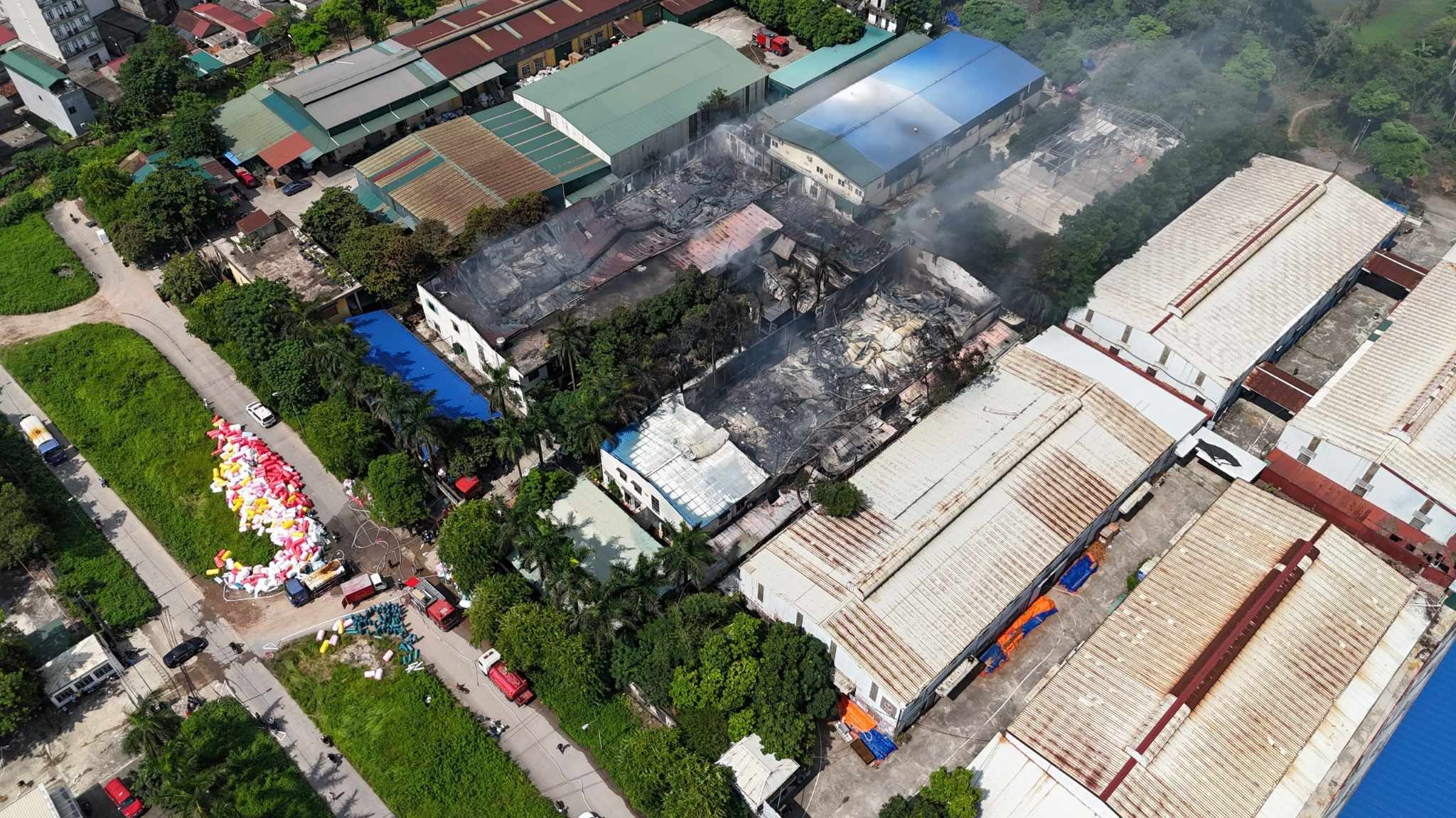 Cháy lớn tại kho xốp ở Gia Lâm, nhiều người hoảng loạn- Ảnh 1. Cháy lớn tại kho xốp ở Gia Lâm, nhiều người hoảng loạn- Ảnh 1.