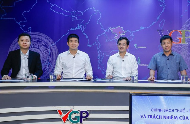Các vị khách mời tham dự Tọa đàm (từ phải sang): Phó Tổng Thư ký, Trưởng ban Pháp chế VCCI Đậu Anh Tuấn;Phó Cục trưởng Cục Quản lý, giám sát chính sách thuế, phí và lệ phí Trương Bá Tuấn (Bộ Tài chính); Phó Chủ tịch Thường trực Hiệp hội Blockchain Việt Nam Phan Đức Trung; CEO Công ty AlphaTrue Trần Huyền Dinh
