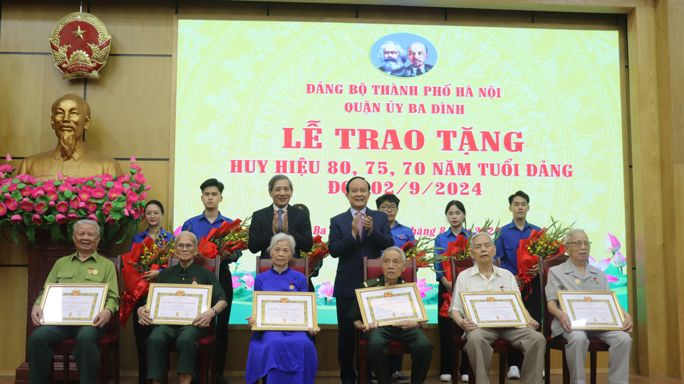 Dịp này, Quận ủy Ba Đình cũng trao Huy hiệu 70 năm tuổi Đảng tới 6 đảng viên lão thành