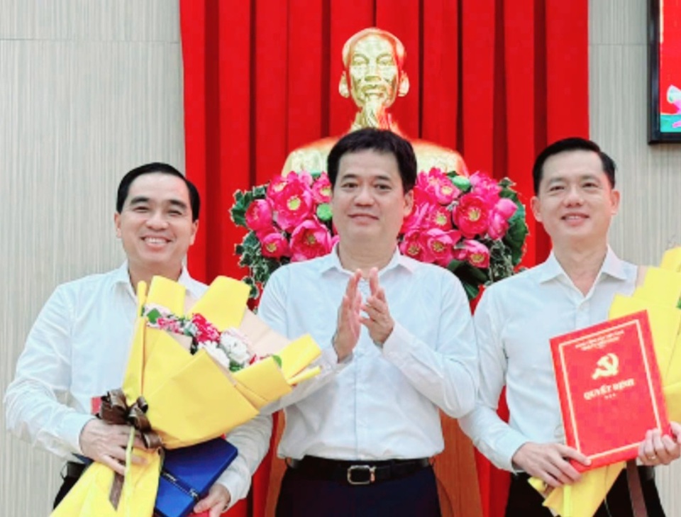 Bí Thư Thành ủy Phú Quốc ông Lê Quốc Anh (giữa) tặng hoa chúc mừng cho ông Trần Minh Khoa và ông Huỳnh Quang Hưng tại buổi lễ nhậm chức. Ảnh Hoàng Dung