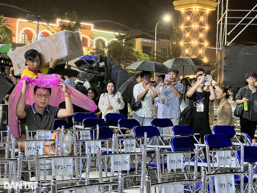 Chung kết Miss Grand Vietnam tạm dừng vì mưa to, khán giả đổ xô tìm chỗ trú - 1 Chung kết Miss Grand Vietnam tạm dừng vì mưa to, khán giả đổ xô tìm chỗ trú - 1