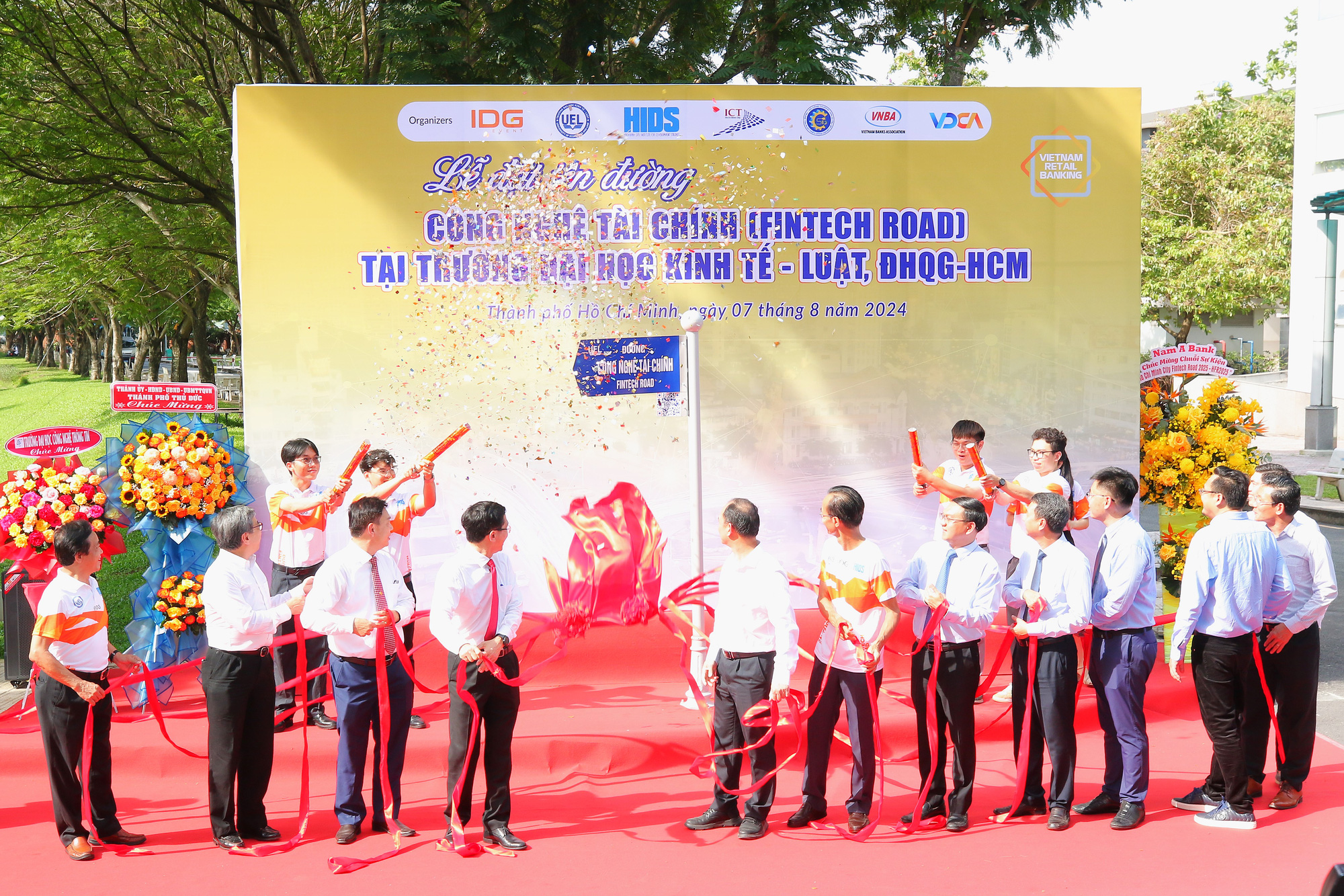 Có con đường mang tên Công nghệ tài chính trong trường đại học- Ảnh 1. Khánh thành đường Công nghệ tài chính chiều 7-8 - Ảnh: A.H