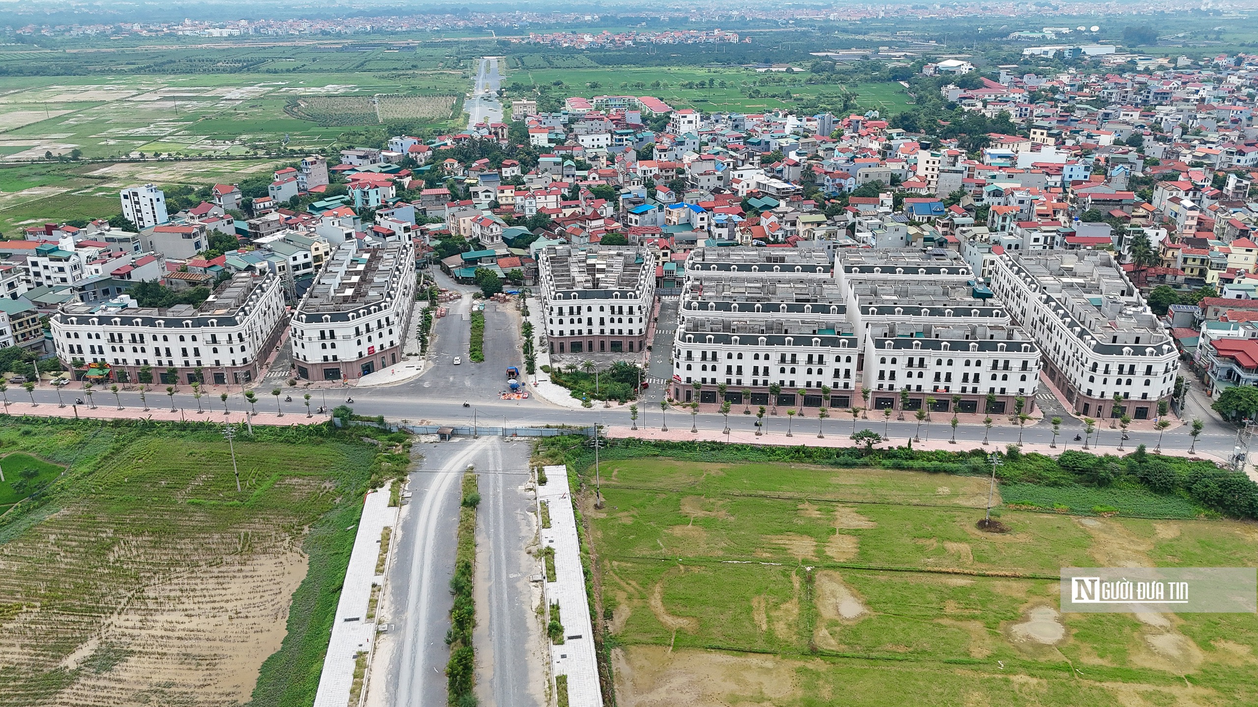 Hà Nội: Cỏ mọc um tùm trong nhà liền kề chục tỷ tại dự án Sơn Đồng Center- Ảnh 1. Hà Nội: Cỏ mọc um tùm trong nhà liền kề chục tỷ tại dự án Sơn Đồng Center- Ảnh 1.