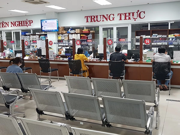 Doanh nghiệp đến giao dịch tại bộ phận "Một cửa" Sử KH&ĐT Đà Nẵng khá thưa thớt. Doanh nghiệp đến giao dịch tại bộ phận "Một cửa" Sử KH&ĐT Đà Nẵng khá thưa thớt.