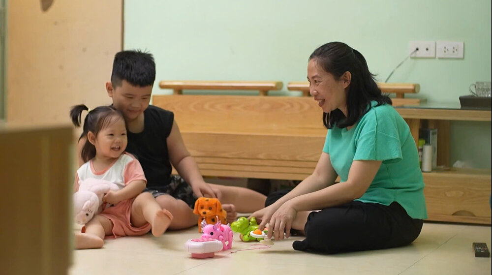 Gia đình chị Nguyễn Thị Kiều Vy ở Phường Kiến Hưng, quận Hà Đông, Hà Nội vui mừng khi được NHCSXH cho vay 600 triệu đồng vốn ưu đãi để mua NƠXH. Ảnh: NHCSXH