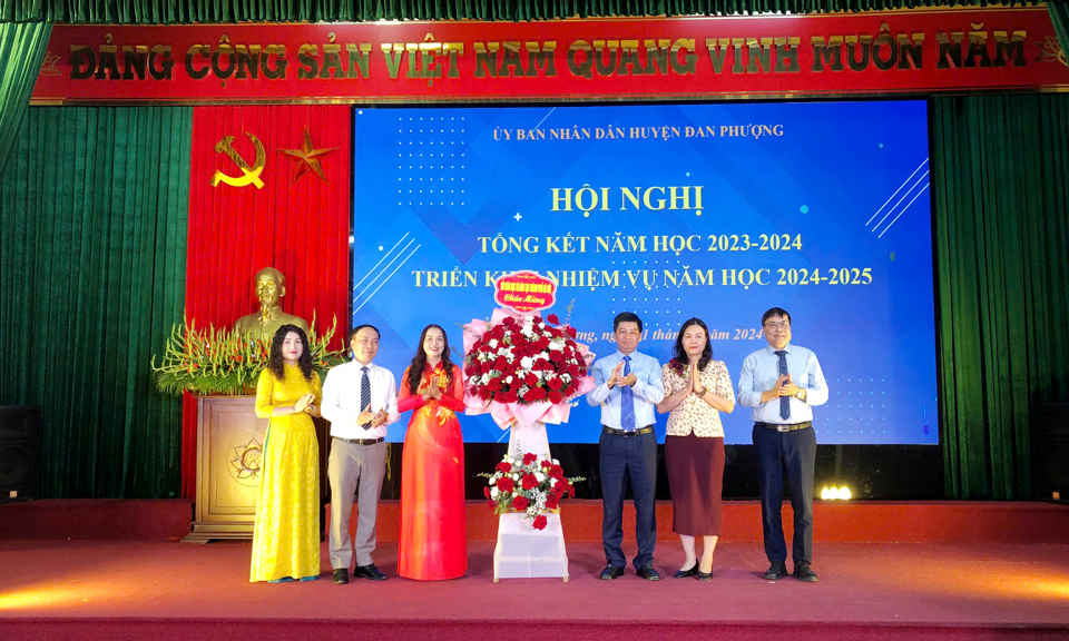Phó Giám đốc Sở GD&ĐT Hà Nội Phạm Quốc Toản tặng hoa chúc mừng.