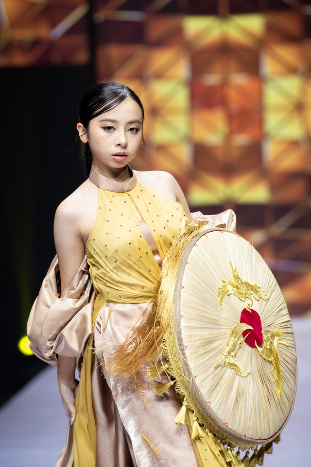 Dàn mẫu nhí thế hệ mới đa tài, vừa catwalk vừa trình diễn nhạc cụ- Ảnh 1. Dàn mẫu nhí thế hệ mới đa tài, vừa catwalk vừa trình diễn nhạc cụ- Ảnh 1.