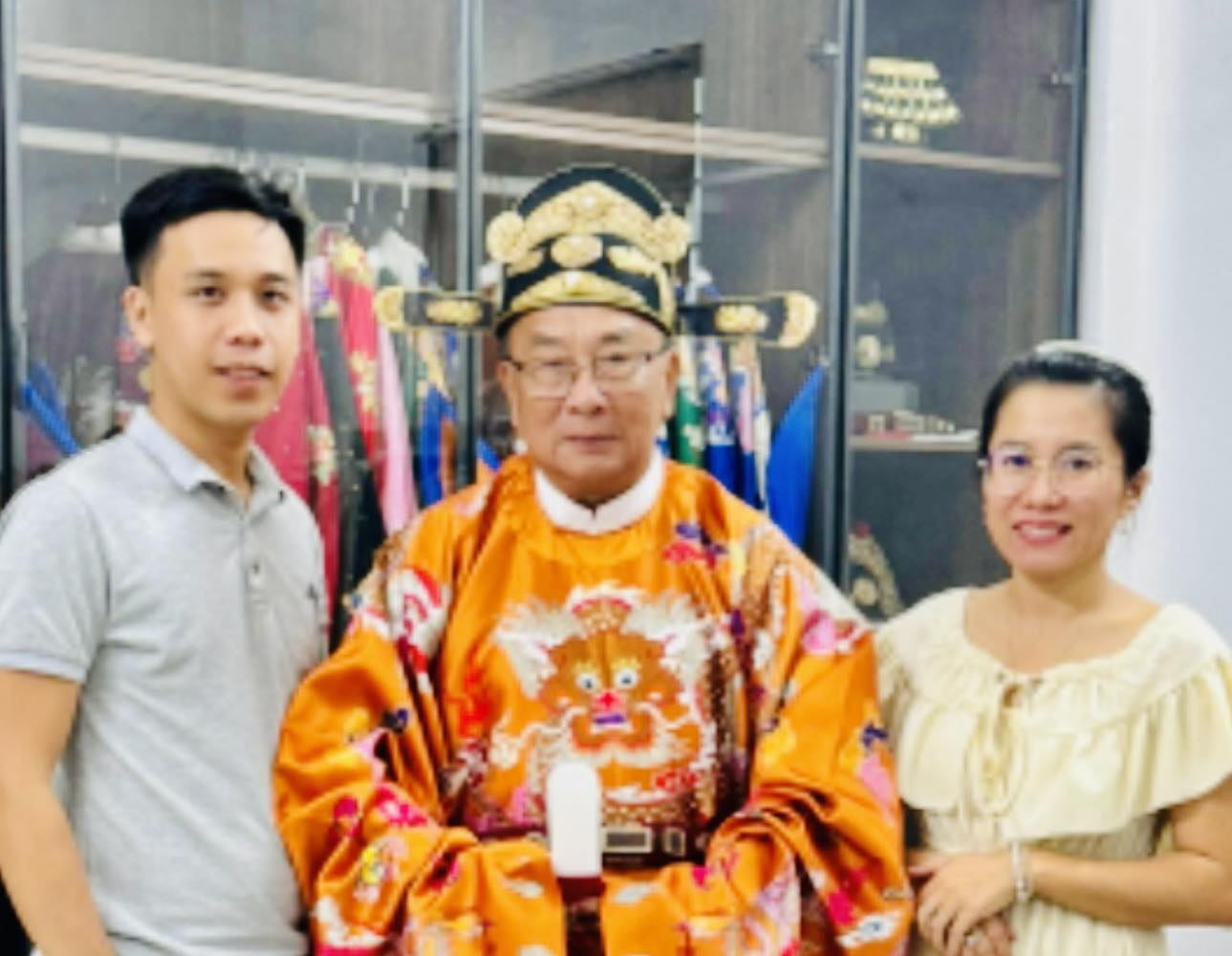 Đầu tư trang phục đúng sử Việt, ông bầu IDECAF lùng sục khắp miền Trung - Ảnh 1. Đầu tư trang phục đúng sử Việt, ông bầu IDECAF lùng sục khắp miền Trung - Ảnh 1.