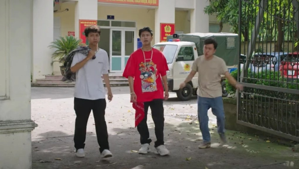 Đi giữa trời rực rỡ tập 16: Chải và nhóm bạn bị bắt vào đồn công an? - 1 Đi giữa trời rực rỡ tập 16: Chải và nhóm bạn bị bắt vào đồn công an? - 1