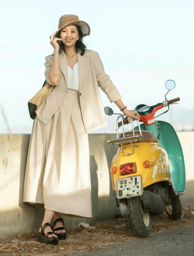Điểm nhấn cho phong cách công sở mùa thu với áo blazer- Ảnh 1. Điểm nhấn cho phong cách công sở mùa thu với áo blazer- Ảnh 1.