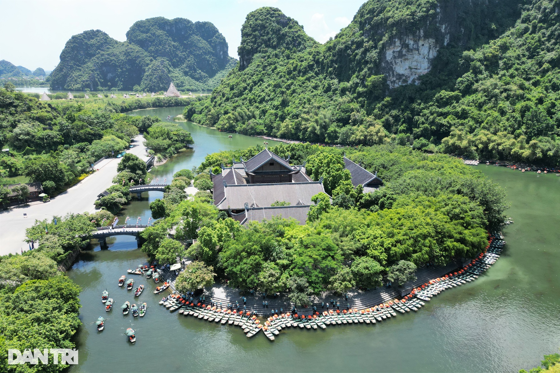Đoàn 4.500 người của tỷ phú Ấn Độ hào hứng tham quan di sản Tràng An - 1 Đoàn 4.500 người của tỷ phú Ấn Độ hào hứng tham quan di sản Tràng An - 1