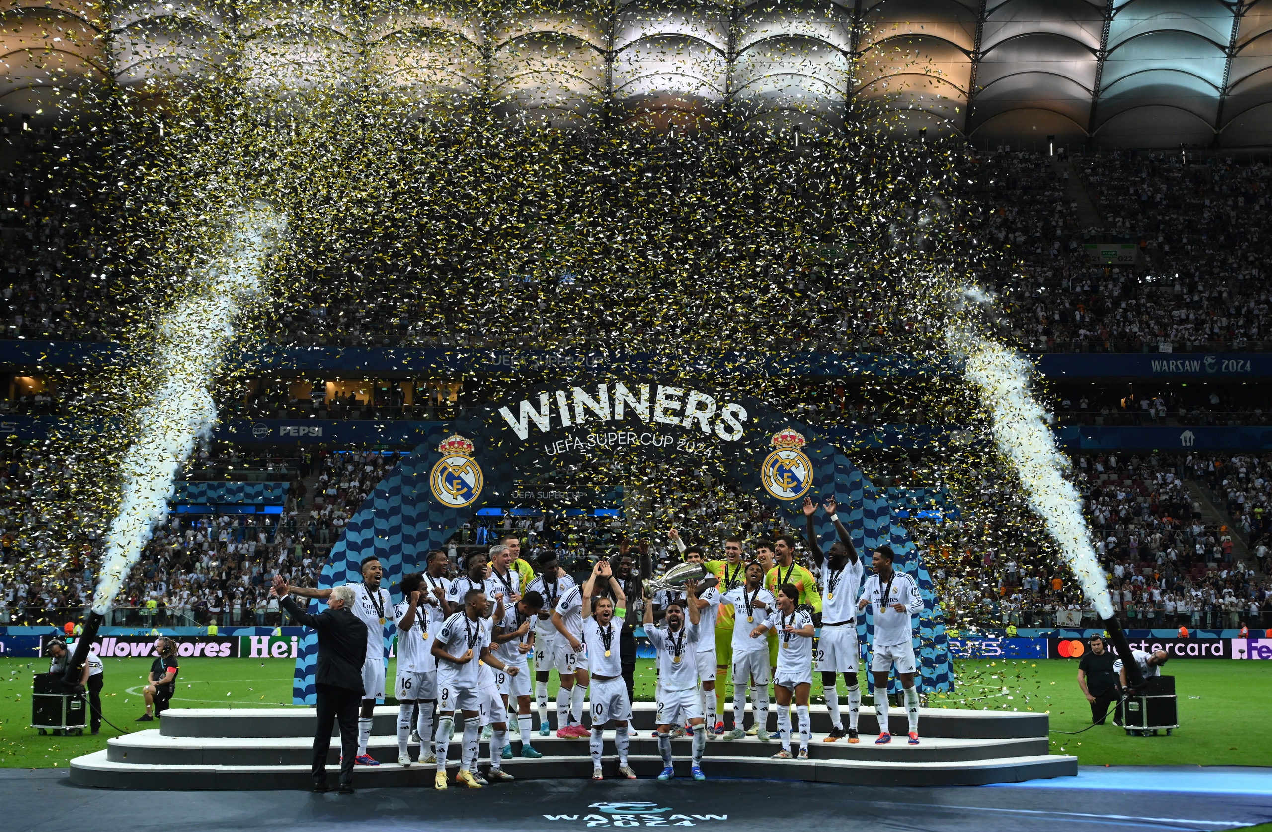 Đoạt Siêu cúp châu Âu, Real Madrid thiết lập hàng loạt kỷ lục- Ảnh 1. Đoạt Siêu cúp châu Âu, Real Madrid thiết lập hàng loạt kỷ lục- Ảnh 1.
