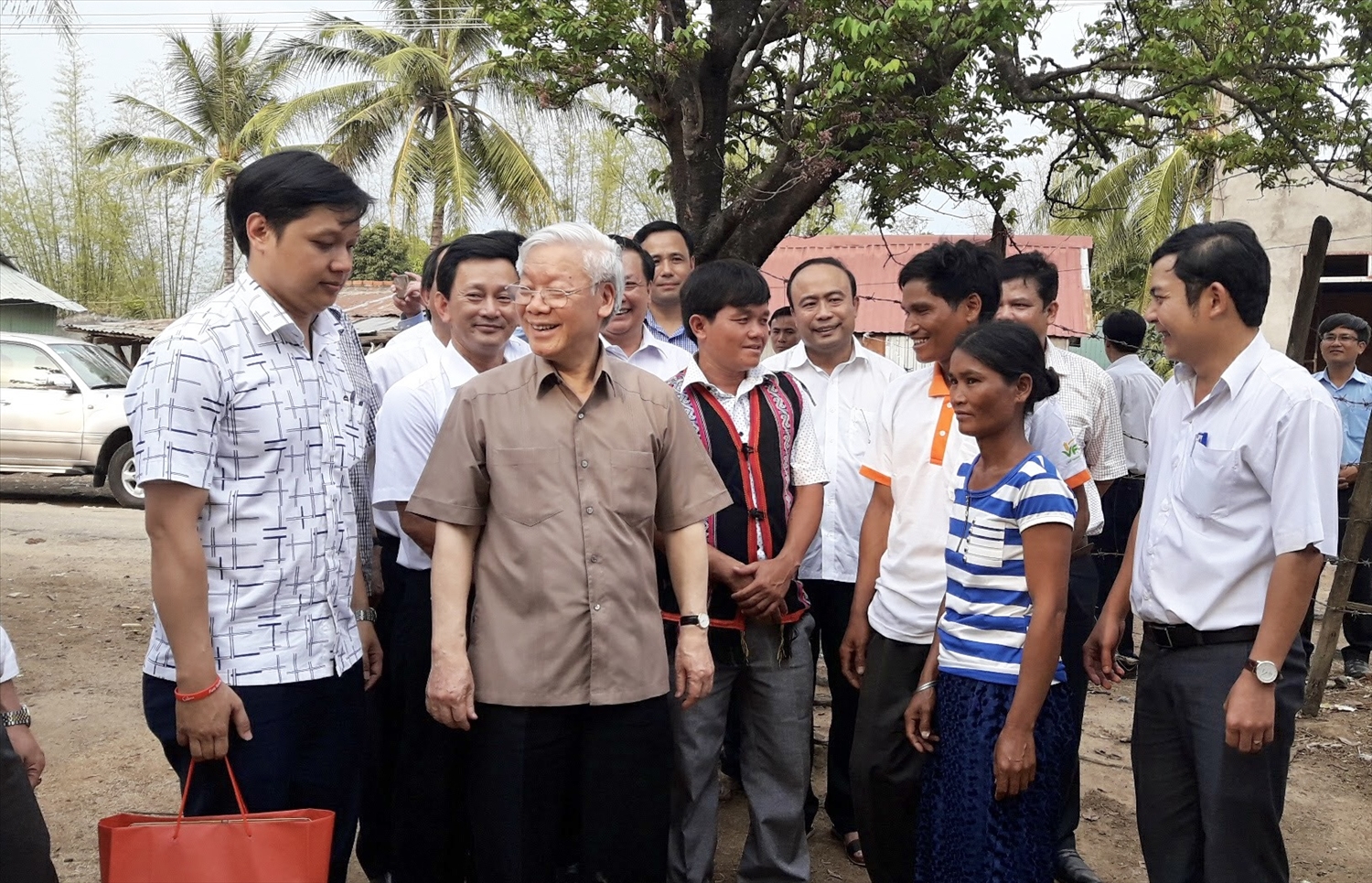 Tổng Bí thư Nguyễn Phú Trọng cùng đoàn cán bộ cấp cao của Trung ương thăm, làm việc tại xã Ayun, huyện Chư Sê vào năm 2017 Tổng Bí thư Nguyễn Phú Trọng cùng đoàn cán bộ cấp cao của Trung ương thăm, làm việc tại xã Ayun, huyện Chư Sê vào năm 2017
