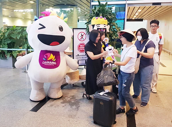 Chào đón du khách trong và ngoài nước hạ cánh sân bay Đà Nẵng. Chào đón du khách trong và ngoài nước hạ cánh sân bay Đà Nẵng.