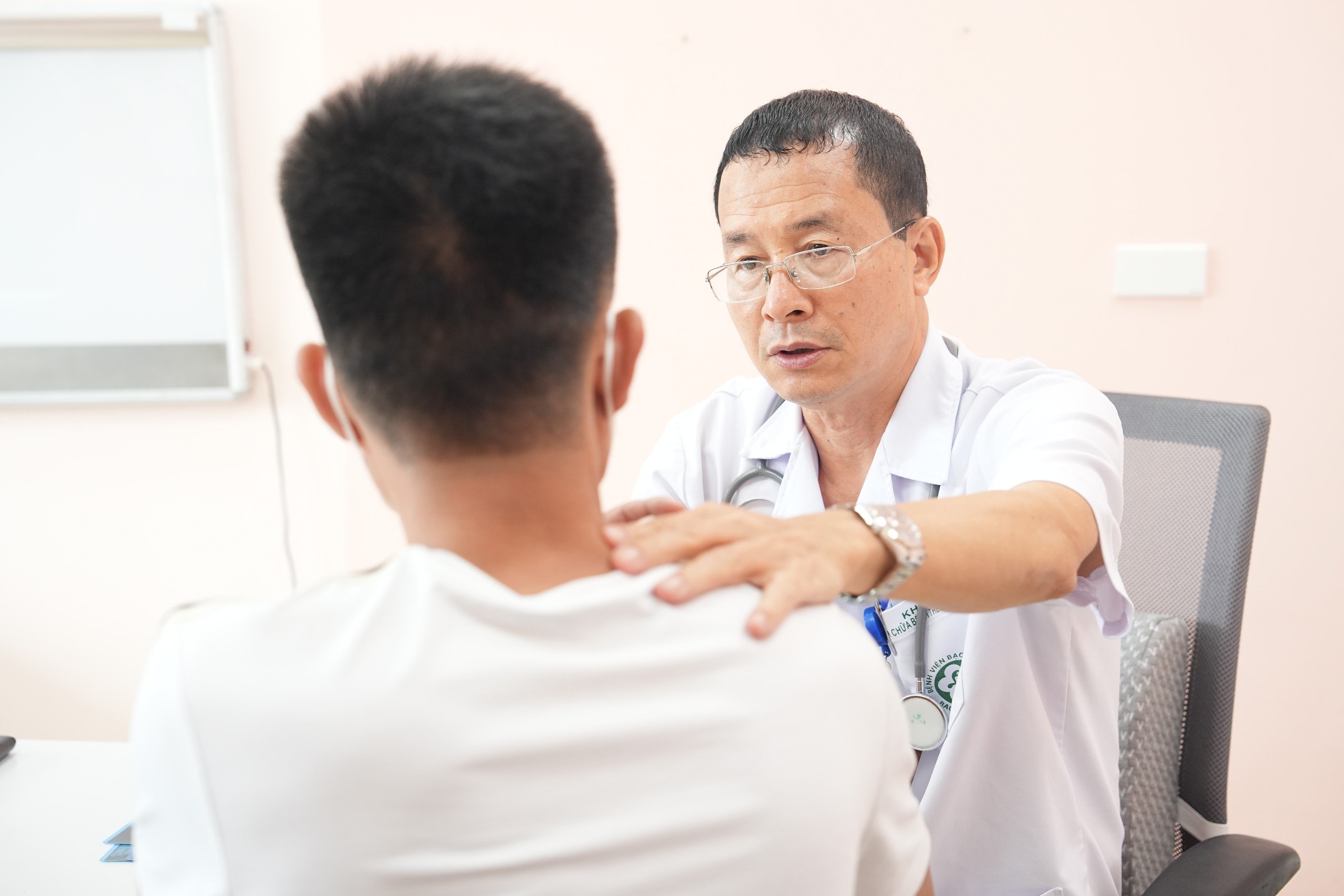 Giám đốc Bệnh viện Bạch Mai trực tiếp tham gia khám bệnh đến 21 giờ hàng ngày- Ảnh 1. Giám đốc Bệnh viện Bạch Mai trực tiếp tham gia khám bệnh đến 21 giờ hàng ngày- Ảnh 1.