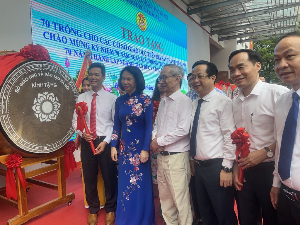 Hà Nội nhân rộng tiếng trống học bài vào buổi tối- Ảnh 1. Giám đốc Sở Giáo dục và Đào tạo Hà Nội Trần Thế Cương và thầy Nguyễn Xuân Khang (giữa) cùng lãnh đạo các trường trong buổi tặng trống để khuyến khích chương trình "Tiếng trống học bài" - Ảnh: VĨNH HÀ
