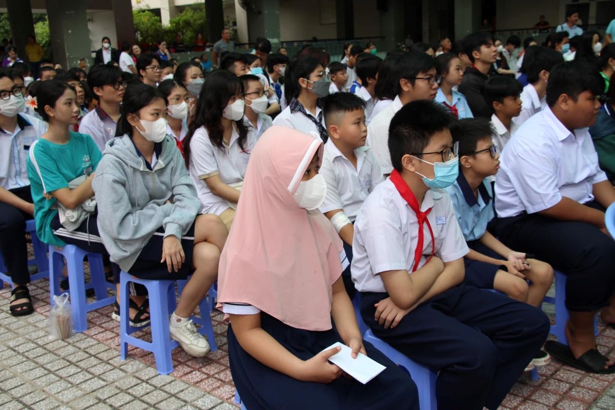 học bổng nguyễn hữu thọ cùng sinh viên, học sinh nghèo vượt khó hình ảnh 1 hoc bong nguyen huu tho cung sinh vien, hoc sinh ngheo vuot kho hinh anh 1