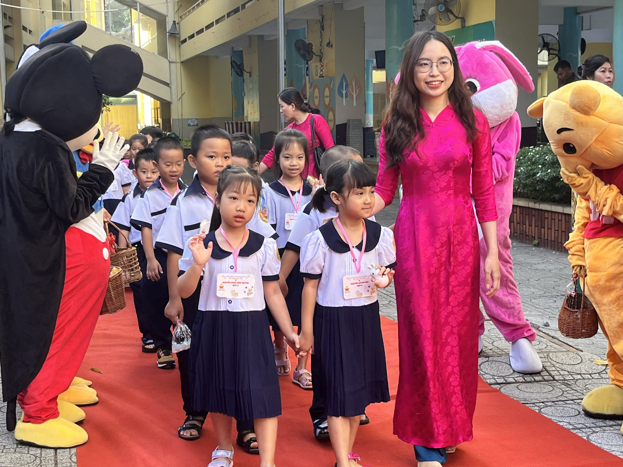 Học sinh TP.HCM tựu trường sớm nhất vào ngày 19-8, dự kiến nghỉ Tết Ất Tỵ 9 ngày - Ảnh 1. Các em học sinh lớp 1 tại TP.HCM trong ngày khai giảng năm học 2023-2024 - Ảnh: MỸ DUNG