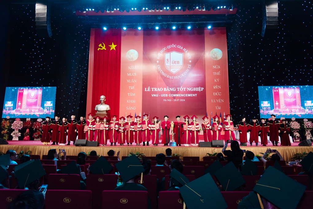 Hơn 1.000 sinh viên, nghiên cứu sinh ĐH Kinh tế - ĐHQG Hà Nội tốt nghiệp - 4 Hơn 1.000 sinh viên, nghiên cứu sinh ĐH Kinh tế - ĐHQG Hà Nội tốt nghiệp - 4