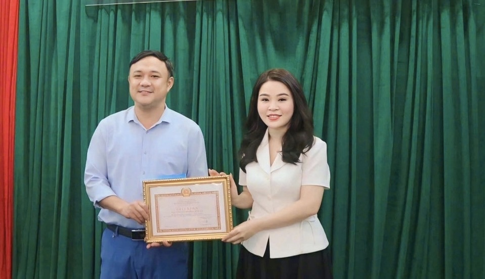 Bí thư Thành đoàn Hà Nội Chu Hồng Minh trao Giải Đặc biệt cho huyện Quốc Oai.